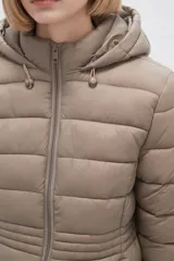 Campera negra larga con capucha, de poliamida con relleno y diseño acolchado horizontal.