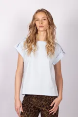 Remera de algodón azul claro con mangas cortas ligeramente voluminosas.