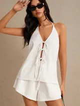 Conjunto de short y top blanco. El top es halter y se ata al cuello y en la espalda.