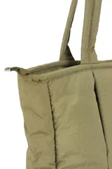 Bolso shopper color naranja con diseño acolchado y cierre superior.