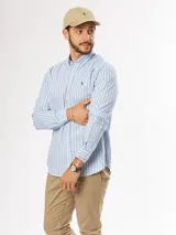 Camisa celeste a rayas verticales blancas, de corte slim fit y manga larga.