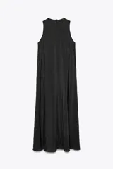 Vestido midi negro de tejido fluido, con cuello redondo y sisa. Cierre trasero con cremallera oculta.