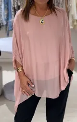 Blusa de seda italiana color rosa pálido, con cuello redondo, corte asimétrico y musculosa integrada.
