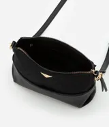 Bolso bandolera mediano de poliuretano negro con textura en relieve y logo triangular dorado. Tiene correa larga ajustable y desmontable, cierre de cremallera y bolsillo externo delantero.