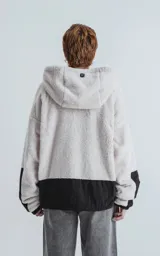 Campera reversible con cierre. Un lado de tela corderito color crudo y otro de tela tipo bomber color negro.