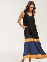 Vestido largo de lino con escote en V y bolsillos, con franjas de colores negro, azul y mostaza.