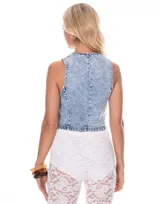 Chaleco corto de denim celeste con tachas plateadas, cuello en V y cierre frontal con botones.