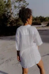 Camisa blanca de lino, de mangas cortas y corte holgado.