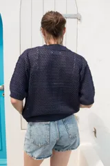 Saco tejido calado color celeste con mangas al codo y botones de coco.