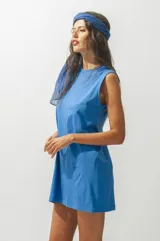 Vestido corto a rayas horizontales marrones y celestes, sin mangas y corte recto.