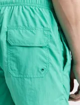 Short de baño azul con cintura elástica y cordón ajustable.