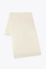 Bufanda rectangular color negro.
