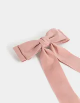 Hebilla francesa con moño de terciopelo color rosa claro.