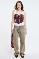 Bustier color burdeos de cuero sintético, sin tirantes y con ballenas.