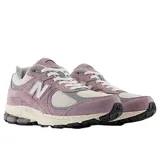 Championes urbanos New Balance modelo U2002Rrb, color lila con detalles en gris y blanco, confeccionados en gamuza y malla, con logo "N" característico en los laterales y entresuela ABZORB.
