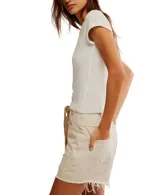 Remera blanca de algodón con cuello en V y mangas cortas.