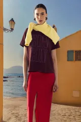 Remera marrón con estampado frontal de la frase "Cin Cin" en color lila.