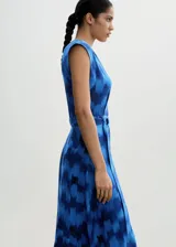Vestido midi sin mangas, con estampado abstracto en tonos azules y cinturón con hebilla circular.