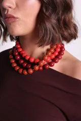 Collar corto con cuentas grandes color rojo.