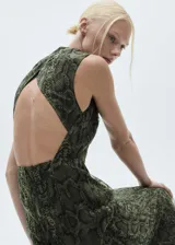 Vestido midi sin mangas de organza con estampado de serpiente, cuello perkins, forro interior, abertura posterior en el bajo y cierre de cremallera en la parte posterior.