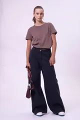 Pantalón de jean de tiro alto, corte palazzo y color azul oscuro.