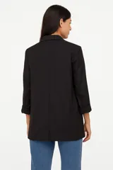 Blazer negro entallado con solapas de muesca, cierre frontal con un botón y mangas 3/4 con trabillas.
