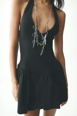 Vestido corto marrón con cuello halter con lazada y escote pico.