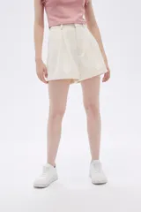 Short negro de vestir con pinzas, tiro alto y ruedo con dobladillo.