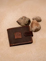 Billetera marrón de canvas y cuero, con el logo de la Alianza Rebelde y múltiples ranuras para tarjetas y billetes.