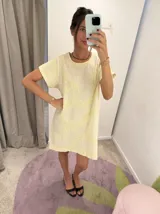 Remerón de lino y algodón color crema con bordado artesanal en hilo amarillo claro, de manga corta y corte recto.