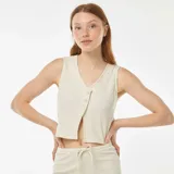 Top color beige con escote en V y cierre frontal con botones.