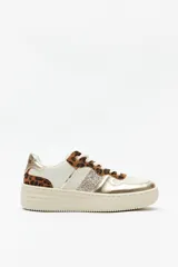 Zapatillas blancas de símil cuero con recortes en gamuza y detalles metalizados plateados. Plataforma de 4,5cm de alto.