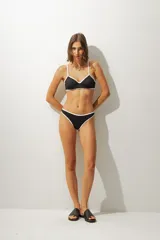 Bikini inferior negro con borde blanco.