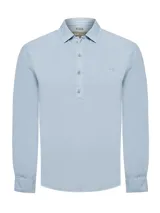Camisa celeste de manga larga con cuello camisero, abotonadura parcial y logo bordado en el pecho.
