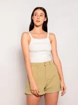 Short color verde militar, tiro alto, corte amplio, con pinzas en el frente, bolsillos laterales y traseros, y dobladillo arremangado.