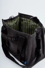 Cartera tipo tote bag color gris oscuro con estampado del logo de la marca en el frente y en las asas.