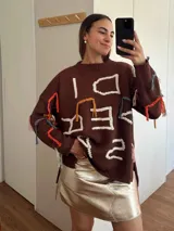 Sweater marrón de algodón tejido en punto jersey con bordados hechos a mano en hilos de colores y lurex. Diseño oversize.