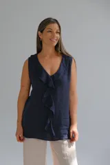 Musculosa azul marino de lino italiano, sin mangas, con escote en V y volado frontal.