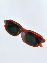 Lentes de sol color marrón con armazón rectangular y lentes polarizadas.