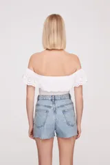 Top blanco strapless con volado de broderie con calados.