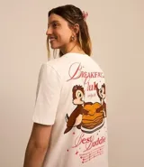 Remera blanca de algodón con cuello redondo y mangas cortas. Estampa de Chip y Dale en la espalda con texto "Breakfast Club" y "Best Buddies".