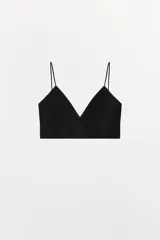 Bralette negro triangular confeccionado en hilatura con modal y tirantes finos.
