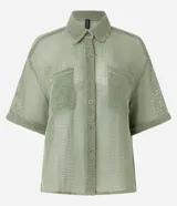 Conjunto de camisa y short color verde oliva con textura tipo waffle. La camisa es de mangas cortas, con cuello inglés, bolsillo en el pecho y abotonado delantero. El short es de corte recto.