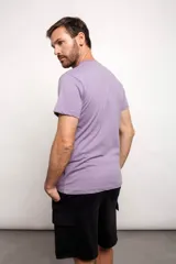Remera violeta de manga corta con cuello redondo y logo estampado en el pecho.