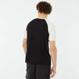 Camiseta deportiva negra con mangas cortas raglán en color blanco y logo pequeño en el pecho.