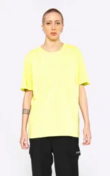 Remera color lima de corte holgado y estilo clásico, confeccionada en algodón pima premium con cuello redondo de rib al tono y doble costura.