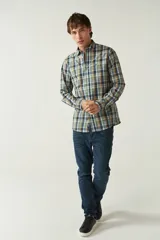 Camisa de manga larga a cuadros rojos y negros, de corte slim fit, con cuello abotonado y logo bordado en el pecho. Confeccionada en algodón.