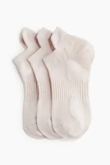 Pack de tres pares de medias deportivas color rosa claro, de corte bajo, confeccionadas en tejido funcional DryMove™ que absorbe la humedad. Cuentan con secciones de ventilación en malla, soporte de arco y secciones reforzadas en punta y talón.