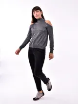 Sweater gris oscuro de cuello alto con hombros descubiertos y mangas largas.