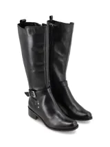 Bota de cuero negro de caña alta con panel trasero elastizado, taco medio y hebilla decorativa.